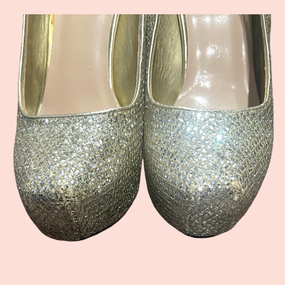 Gold shiny platform pumps - Picture 3 of 5